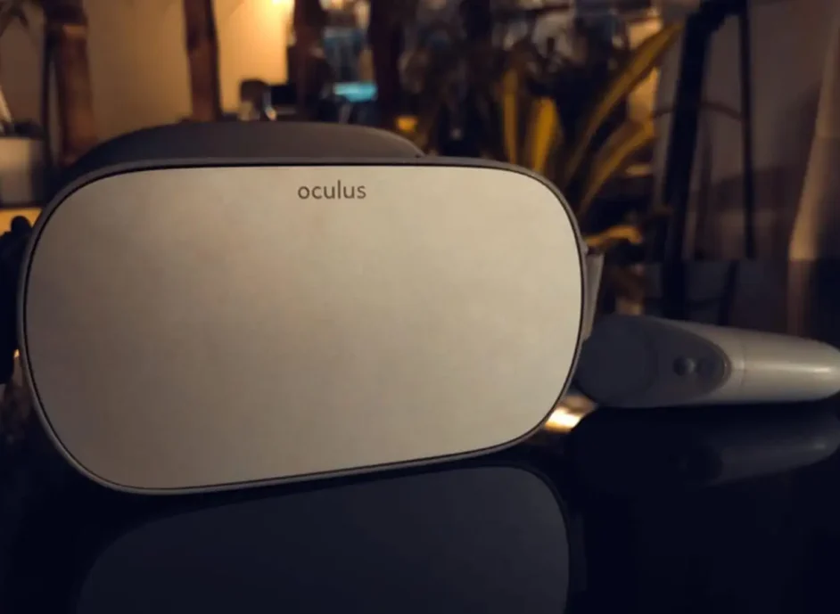 An Oculus headset on a studio desk, a key tool used by Primarc Studio for implementing virtual reality in architecture.